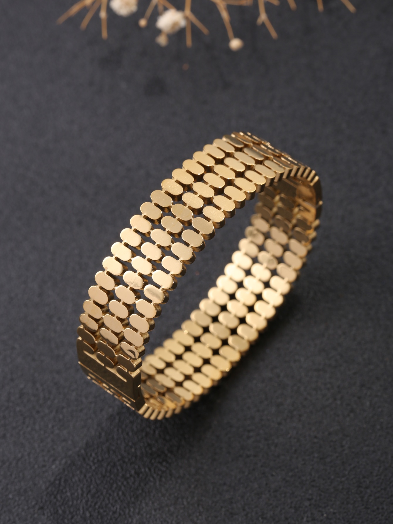 Women'S Accessories To Wear With Watch - 1ピースステンレススチール18K金メッキ中空時計ストラップ、超幅広クラスプブレスレット、軽量で高級感のある滑らかな表面のブレスレット、女性のプロフェッショナルな職場の服装に最適、ビジネス服装に合わせて、高級感のあるエレガントなハンドアクセサリー、新入社員への絶妙な贈り物、オフィス、出張、パーティーなど様々な場面での着用に適しています。