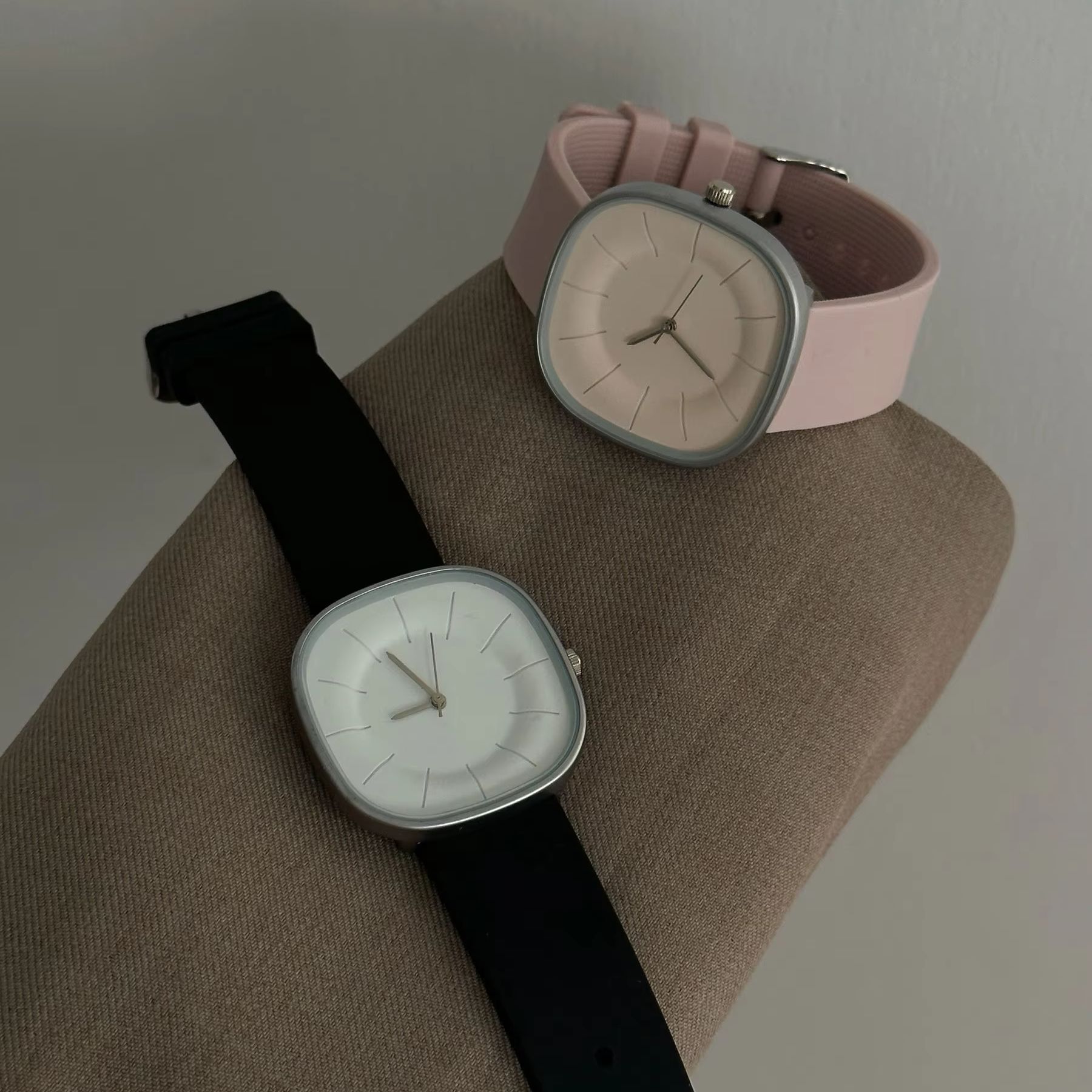 ミニマリストスクエアダイヤルクォーツレディースウォッチシリコ - Women'S Accessories To Wear With Watch のレビューと価格